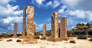 Das “Stonehenge Ibizas” zieht die Besucher in seinen Bann – Quasi über Nacht tauchten im Jahr 2014 die mächtigen Basalt-Stelen in der Cala Llentia auf